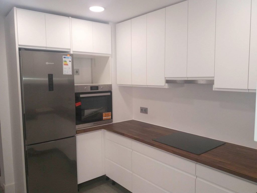 cocina amueblada blanca